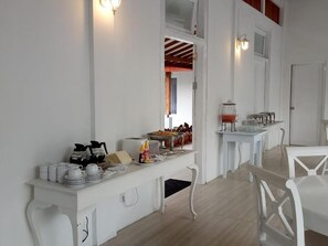 Breakfast, lunch and dinner served - Sinom Borobudur Hotel (Borobudur)