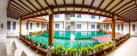 Una piscina al aire libre