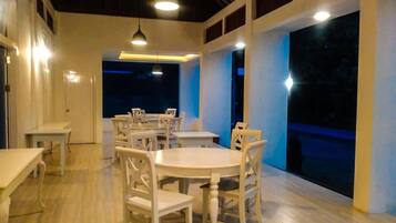 供應早餐、午餐及晚餐