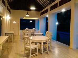 供应早餐、午餐和晚餐