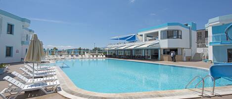 Piscine extérieure (ouverte en saison)