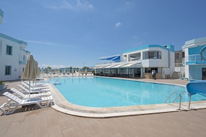 Seasonal outdoor pool - Carina Resort Hotel (Bodrum)