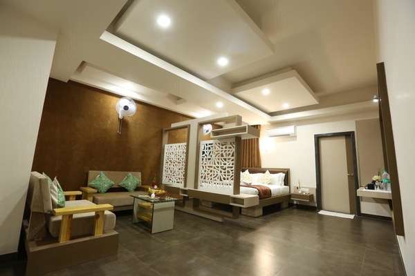 Suite, 1 Double Bed, Non Smoking | Desk, rollaway beds (surcharge), WiFi (free)