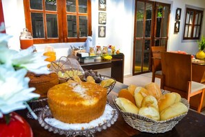 Free daily buffet breakfast - Villa Jade Trancoso (Porto Seguro)