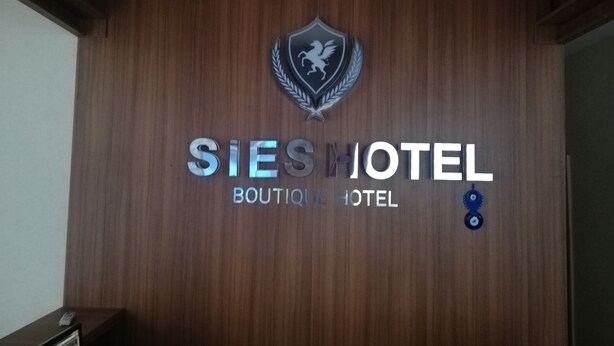 A wooden wall with the signage for SIESHOTEL BOUTIQUE HOTEL. - Sies Hotel (Antalya)