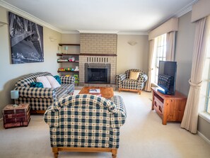 Interior - Pearce Family Friendly Home w Playground (Pearce)