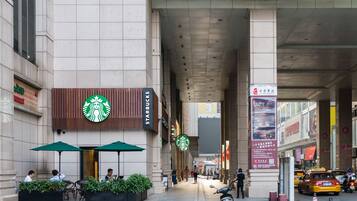 Ein Starbucks Kaffeehaus mit Außenbereich, einem Fußweg und einem Taxistand.