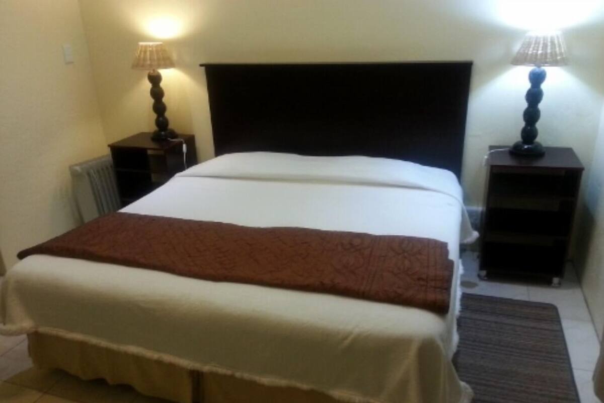 Apartemen, 2 kamar tidur | Tirai kedap cahaya, setrika/meja setrika, dan seprai linen