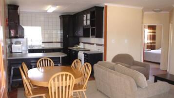 Apartment, 2 Bedrooms | Private kitchen