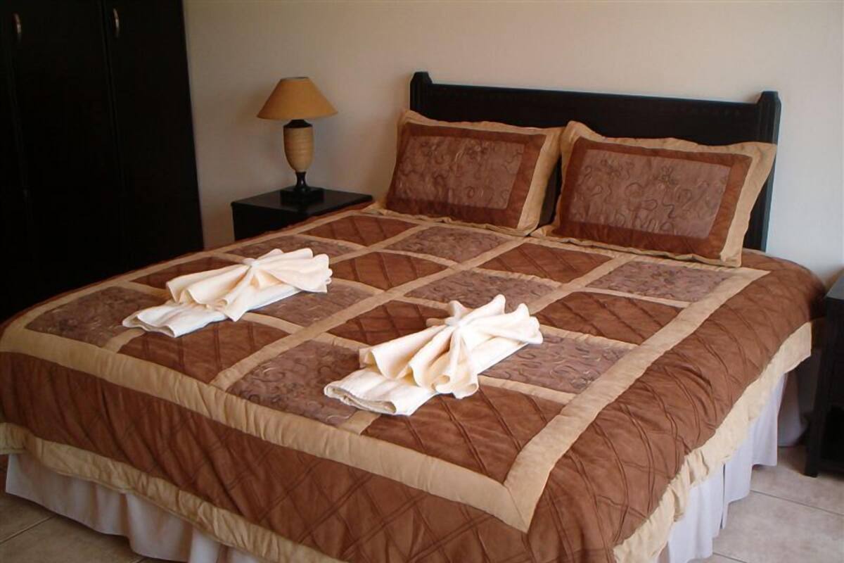 Kamar Standar | Tirai kedap cahaya, setrika/meja setrika, dan seprai linen