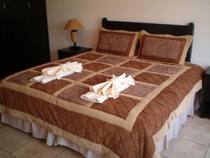 Habitación estándar | Cortinas blackout, tabla de planchar con plancha y ropa de cama 
