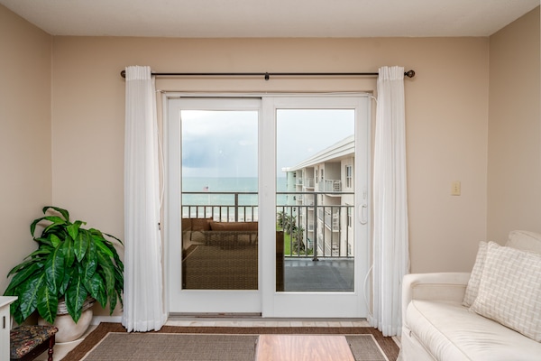 Una televisión, un reproductor de DVD, libros