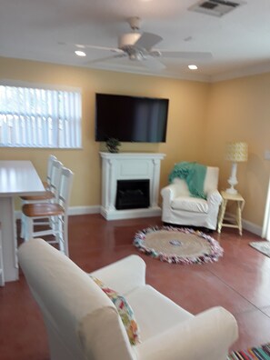 Smart TV, fireplace