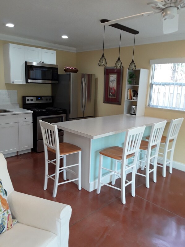 Jääkaappi, mikroaaltouuni, uuni, liesi