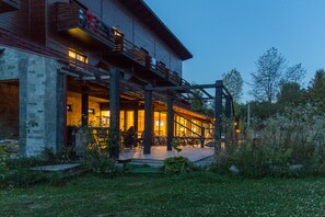 Fassade der Unterkunft – Abend/Nacht