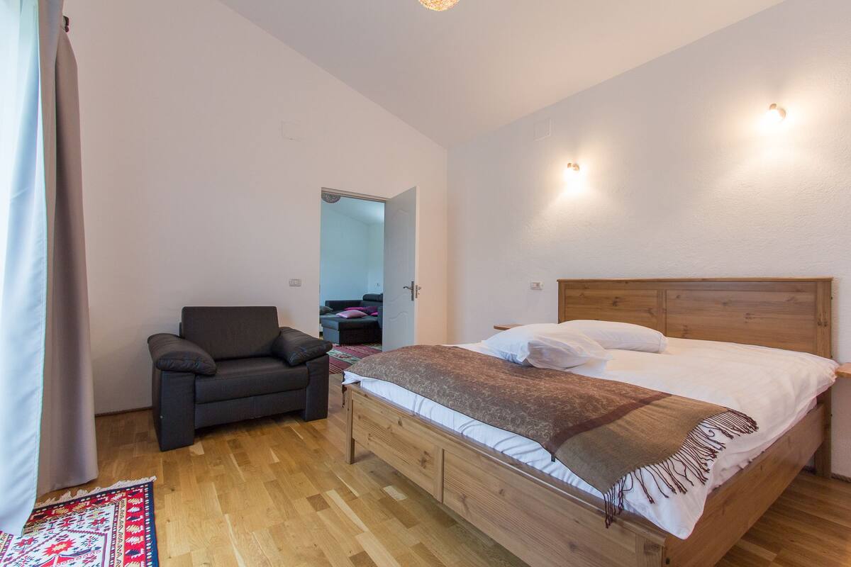 Suite, fjellutsikt | Skrivebord, strykejern/-brett, wi-fi (inkludert) og sengetøy