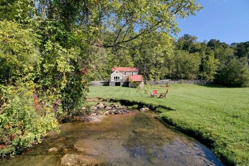 Charming Cottage in the Village of Warm Springs with Warm Thermal Spring