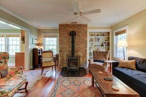 Een televisie en boeken