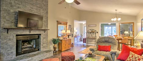 Télévision, cheminée, livres