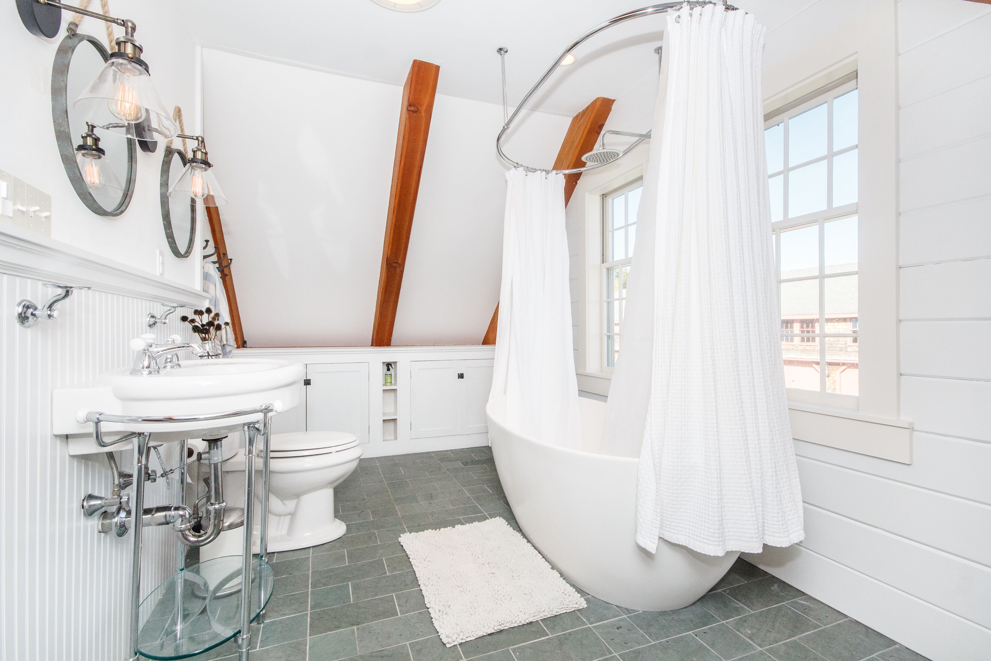 Rustic Luxe FarmHouse a Few Miles To Crane Beach: deck &jacuzzi overlooking pond