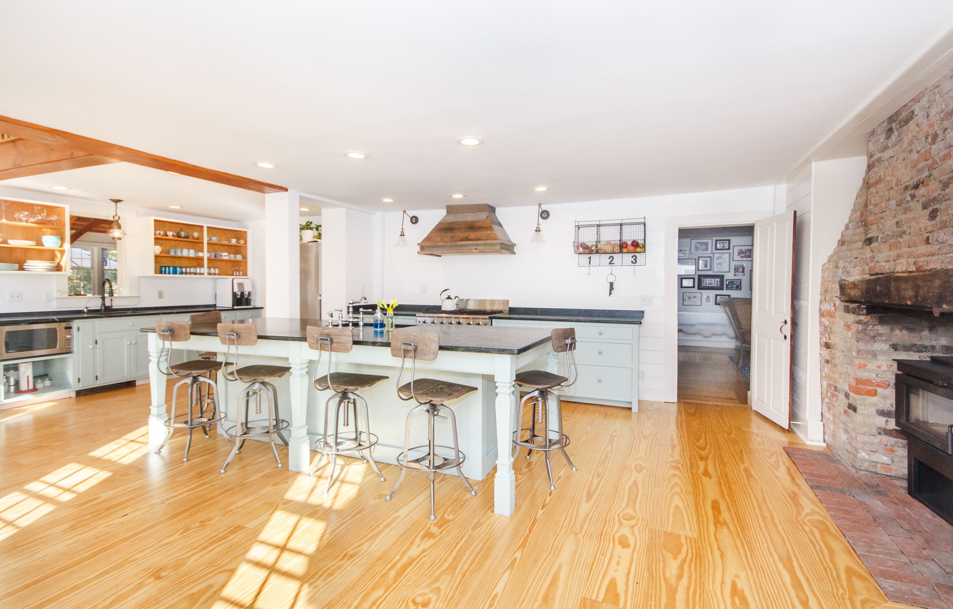 Rustic Luxe FarmHouse a Few Miles To Crane Beach: deck &jacuzzi overlooking pond