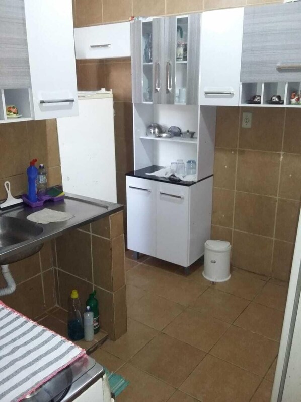 Geladeira, micro-ondas, cooktop, lava-louças