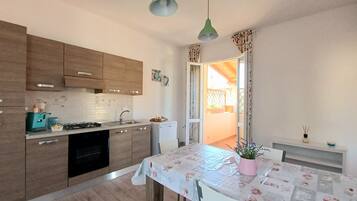 Full-size fridge, microwave, oven, stovetop