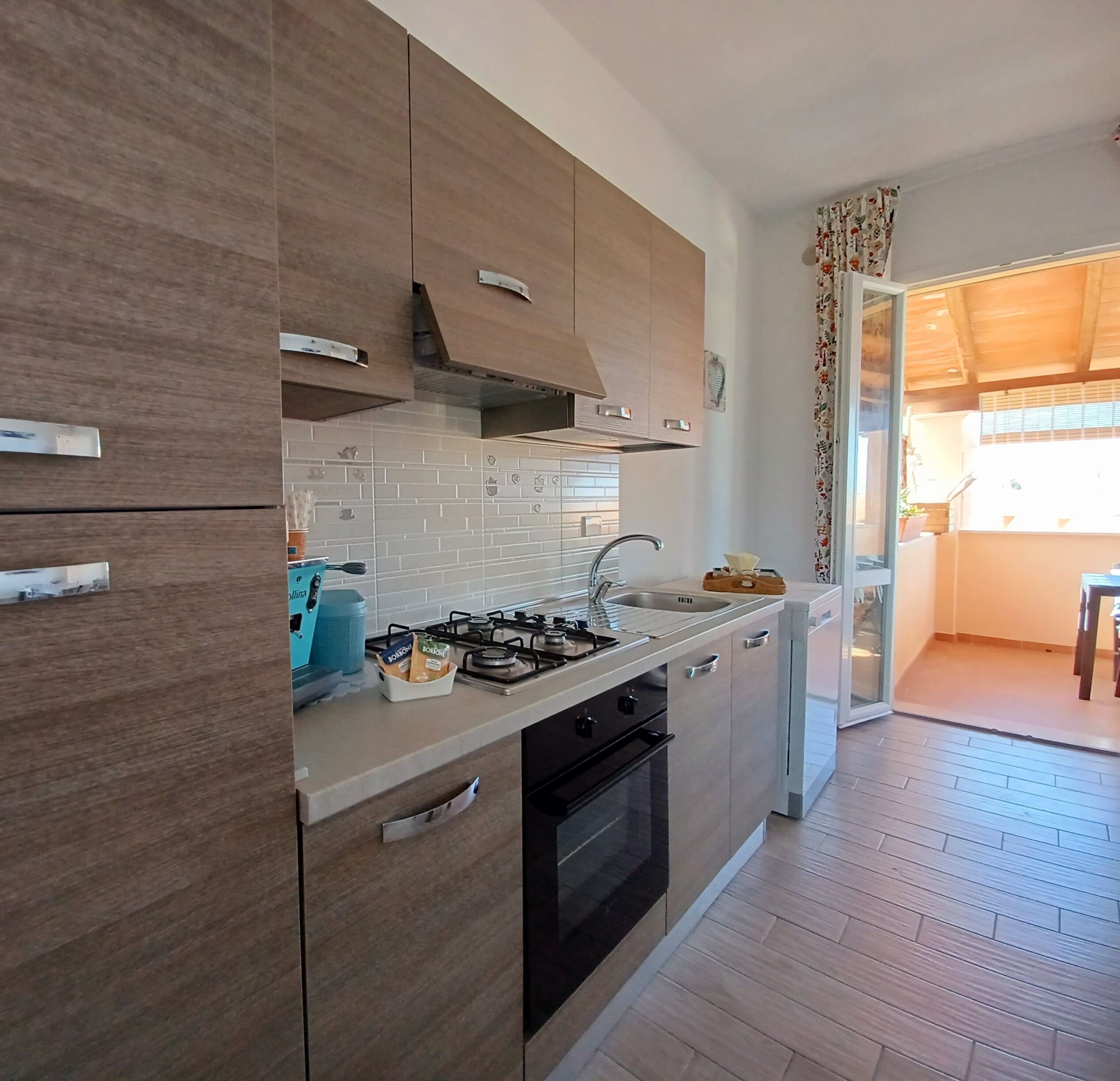 Full-size fridge, microwave, oven, stovetop