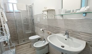 Comfort-Doppel- oder -Zweibettzimmer, Nichtraucher, Stadtblick | Badezimmer