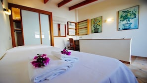 2 bedrooms, in-room safe, iron/ironing board, free WiFi