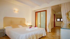 2 bedrooms, in-room safe, iron/ironing board, free WiFi