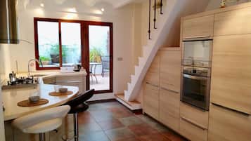 Een koelkast, een magnetron, een oven, een kookplaat