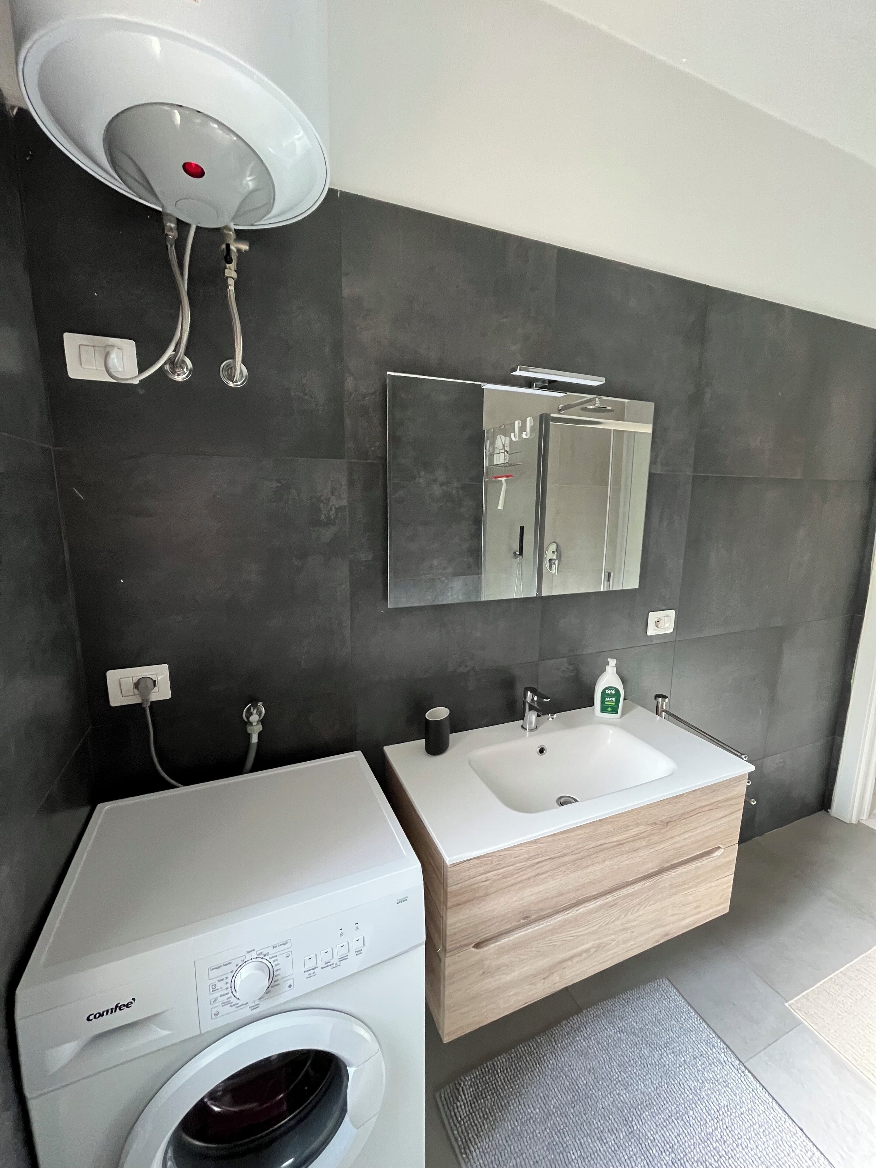 Secadora de cabello, toallas, jabón, shampoo 