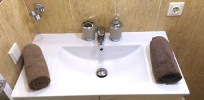 Haartrockner, Handtücher, Seife, Toilettenpapier