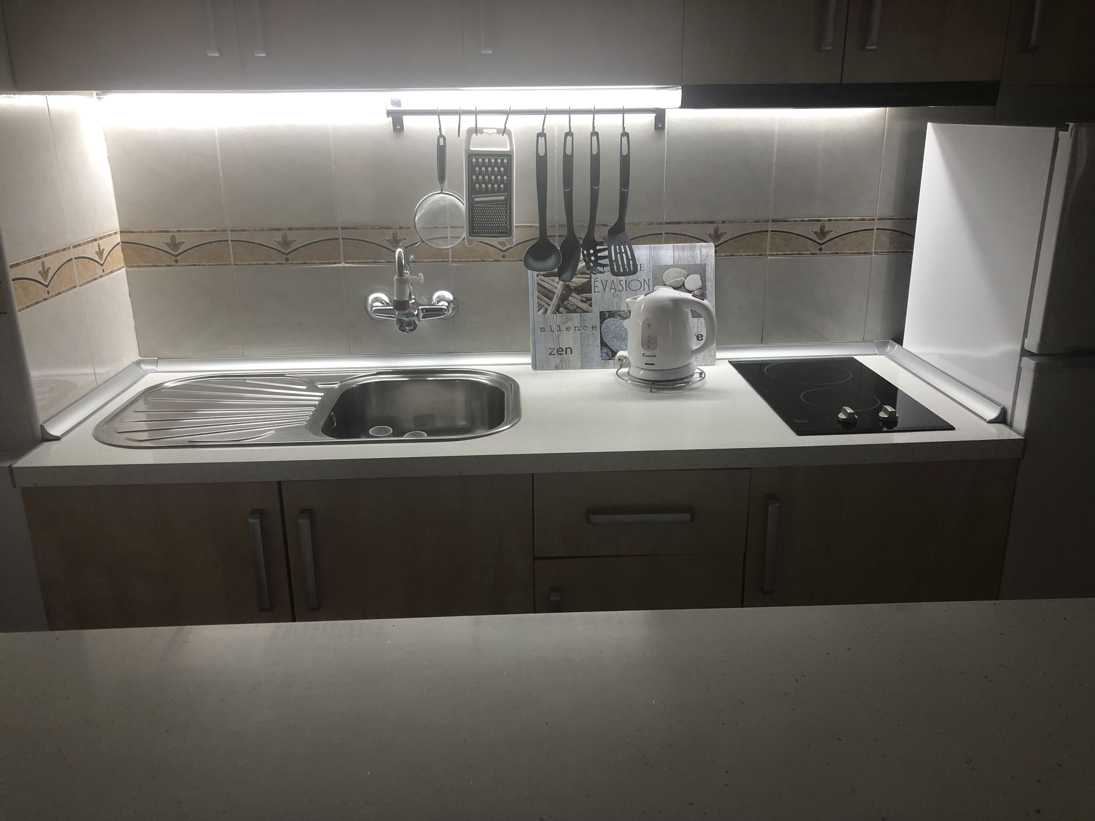 Een koelkast, een magnetron, een kookplaat