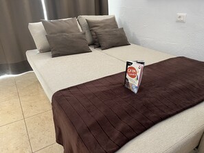 1 slaapkamer, een kluis op de kamer, een strijkplank/strijkijzer