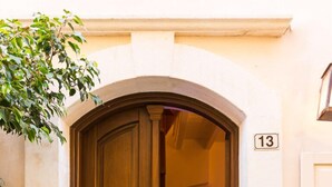 A wooden door with a number 13 on the wall above it. - Charming Venetian house in heart of Rethymno (Rethymno)