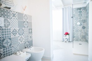 Doccia, vasca idromassaggio, asciugacapelli, bidet