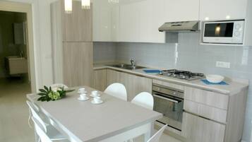 Kühlschrank, Mikrowelle, Ofen, Herdplatte