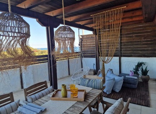 Die Vintage-Maisonette am Meer liegt nur wenige Meter vom Strand entfernt.