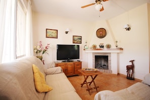 TV, fireplace - 1091 Villa Conchi (Nerja)