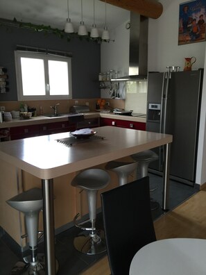 ثلاجة، ميكروويف، فرن، موقد طهي مسطح