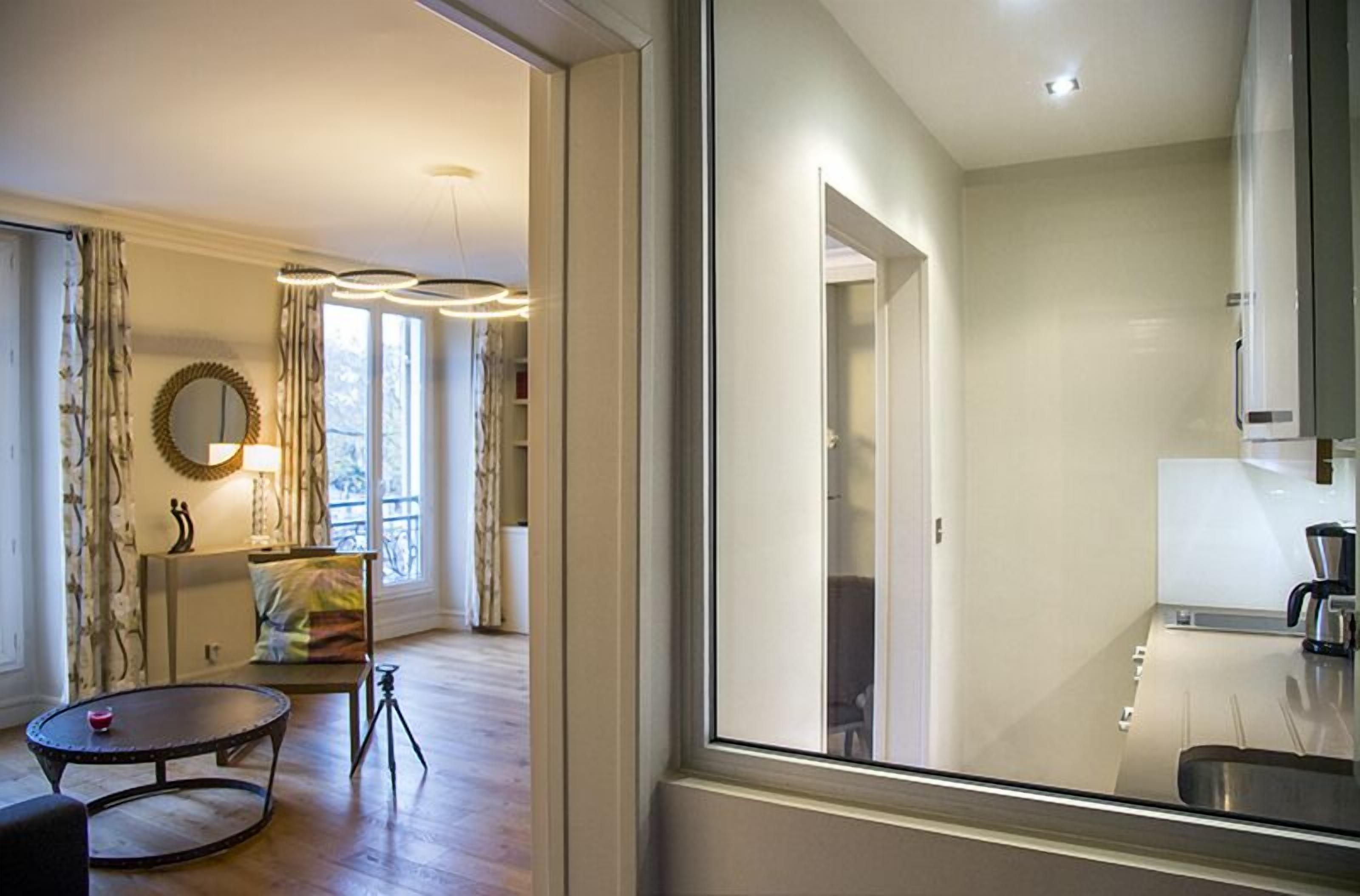 Entrée - vues salon et cuisine