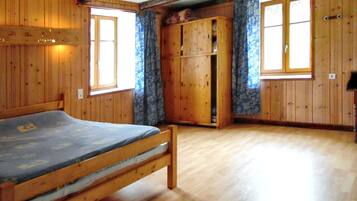 1 habitación, escritorio, tabla de planchar con plancha y cuna de viaje