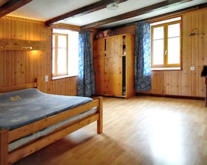 1 bedroom, desk, iron/ironing board, travel crib - Homerez - House in Septmoncel (Septmoncel)