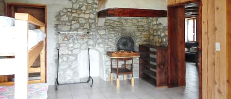 1 chambre, bureau, fer et planche à repasser, lit parapluie
