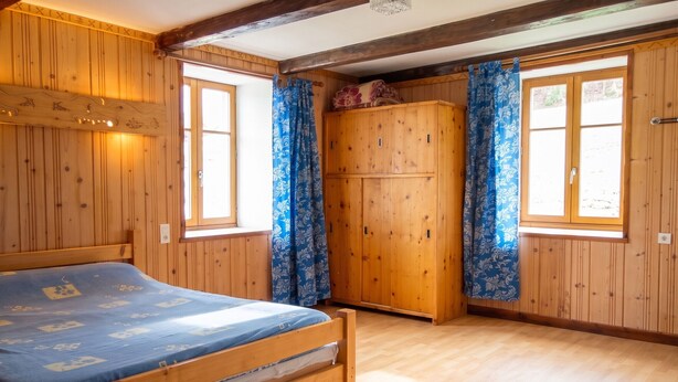 1 habitación, escritorio, tabla de planchar con plancha y cuna de viaje 