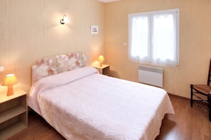 1 chambre, bureau, fer et planche à repasser, lit parapluie