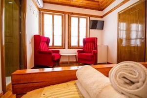 Deluxe Studio | Living area | Flat-screen TV