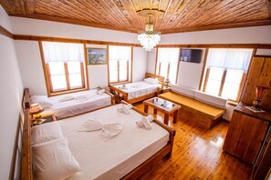 Suite | Living area | Flat-screen TV - Hotel Bebej Tradicional (Gjirokastër)